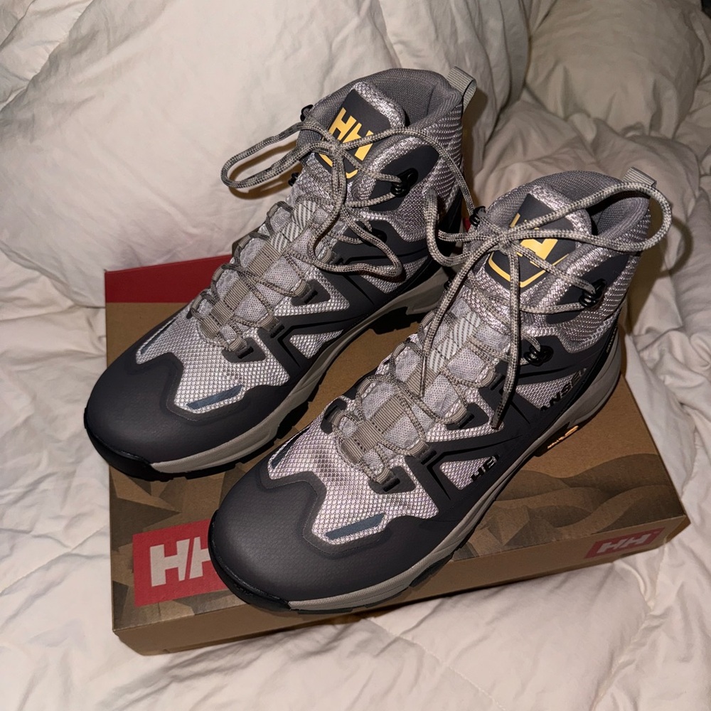 Helly Hansen Women’s Cascade Mid Helly Tech Lightweight Performance Hiking Boot